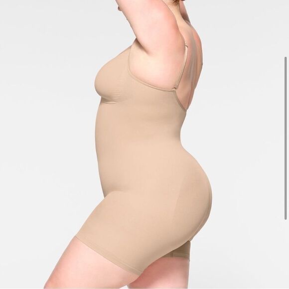 SKIMS Sculpting Seamless Shaping Mid Thigh Bodysuit In Clay Nude - Picture 8 of 10